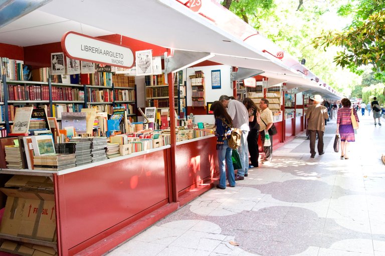 Semana del Libro reúne a miles de lectores en El Retiro